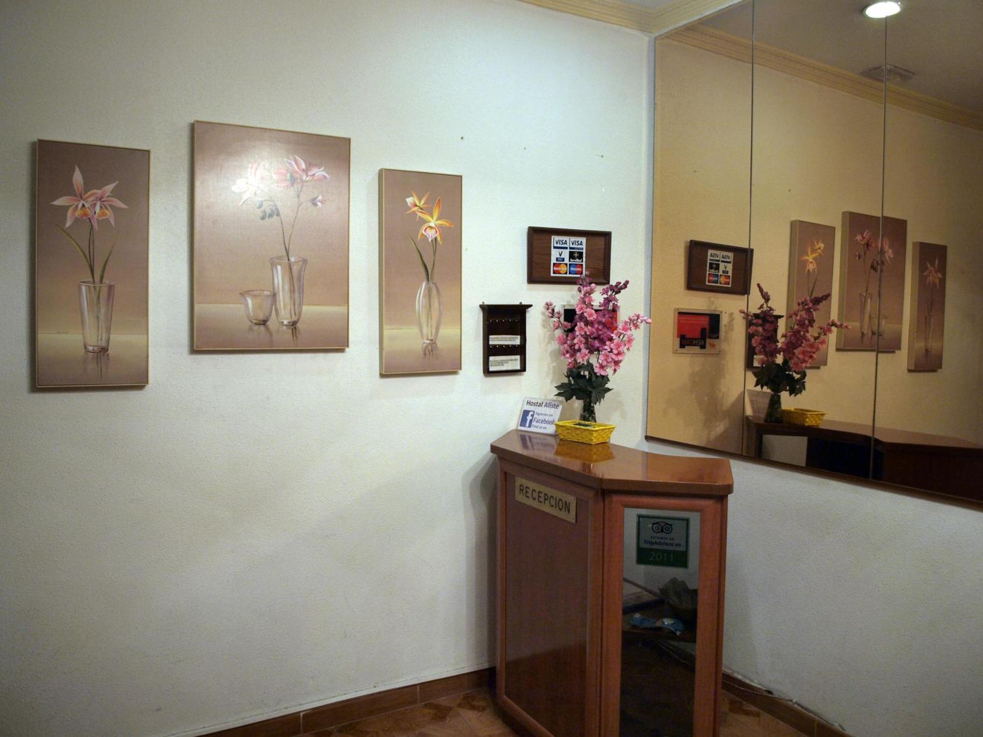 Hostal Aliste Madrid Buitenkant foto