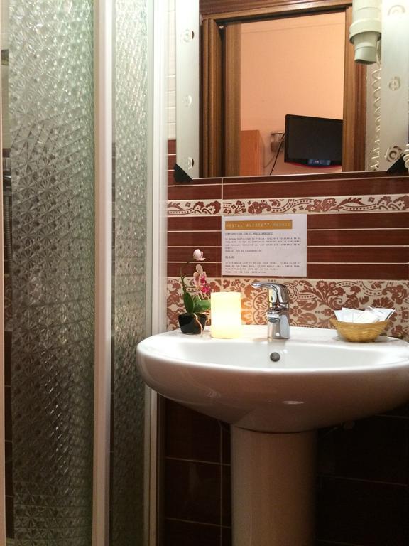 Hostal Aliste Madrid Buitenkant foto