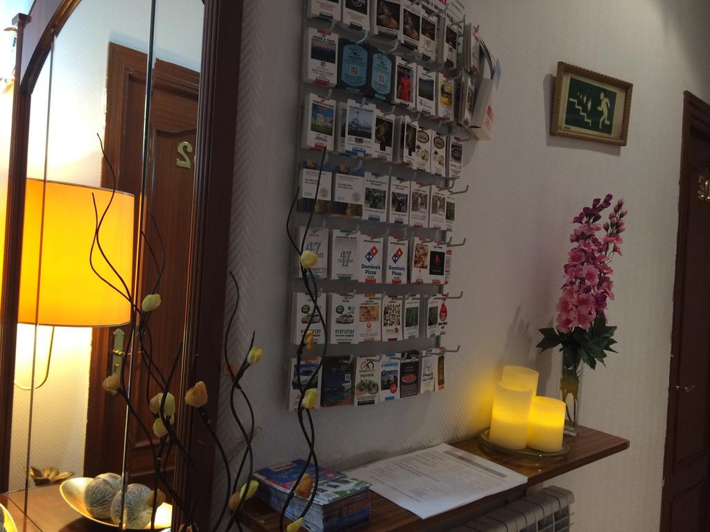 Hostal Aliste Madrid Buitenkant foto