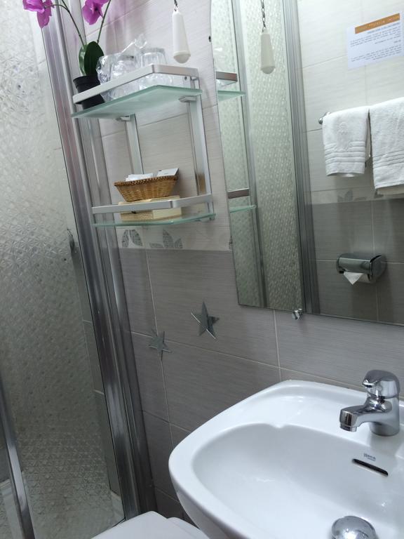 Hostal Aliste Madrid Buitenkant foto